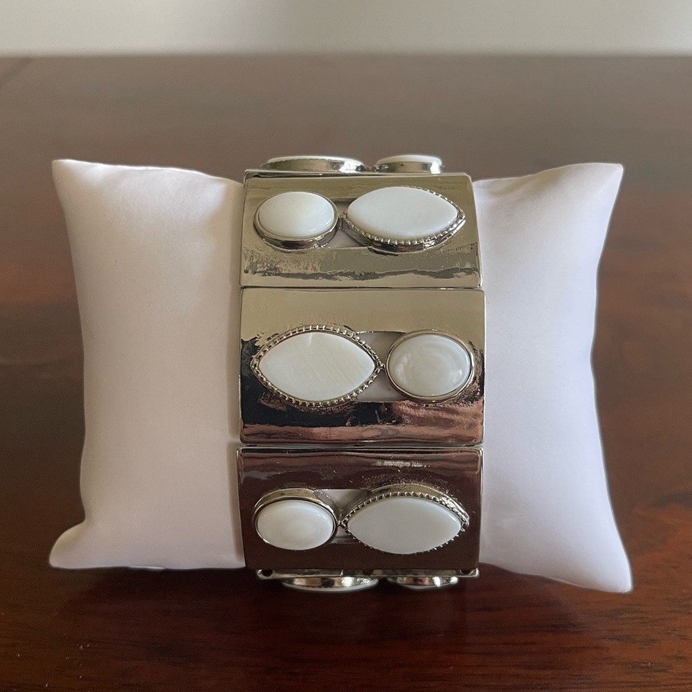 Stretch bracelet silver tone white shiny accent beads good condition fits 7.5